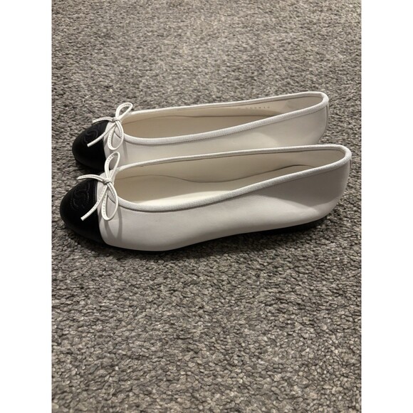 CHANEL WHITE & BLACK TWO TONE LEATHER CC LOGO BALLET FLATS Size 38 US 8 - Picture 3 of 14